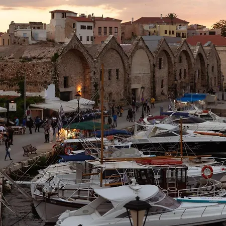 Destino Overlooking The Venetian Port Of Chania Апартаменты *