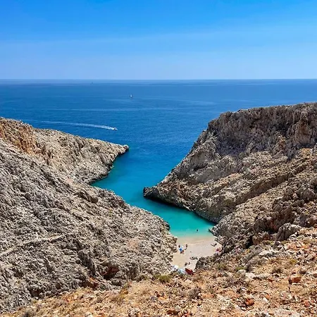 Destino Overlooking The Venetian Port Of Chania Χανιά
