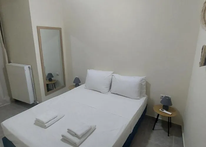 Destino Overlooking The Venetian Port Of Chania * La Canée