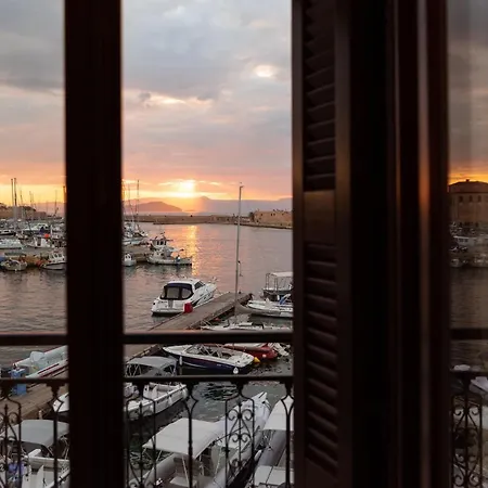 Destino Overlooking The Venetian Port Of Chania ハニア